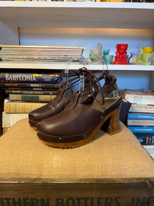Lace up clogs 37