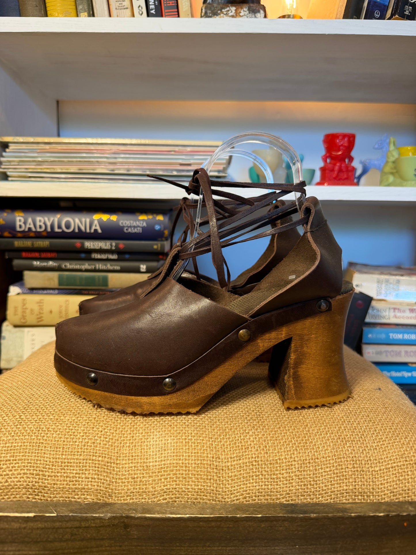 Lace up clogs 37